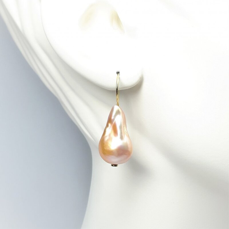 Boucles d'oreille en or jaune 18kt et perles de culture. 