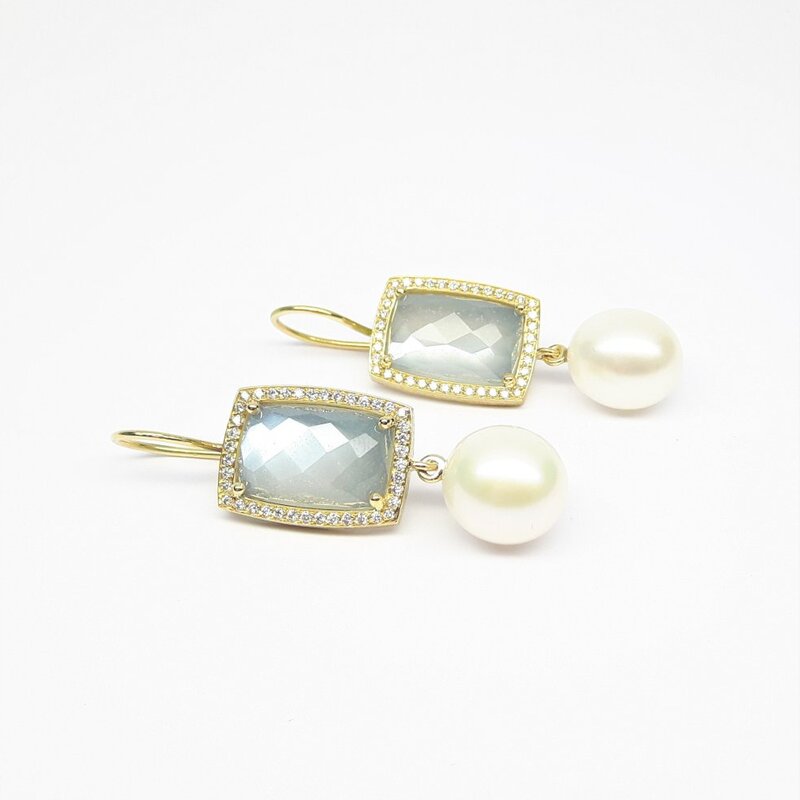 Boucles d'oreilles en or jaune 18kt, pierre de lune, perles, et diamants. Pièce unique.