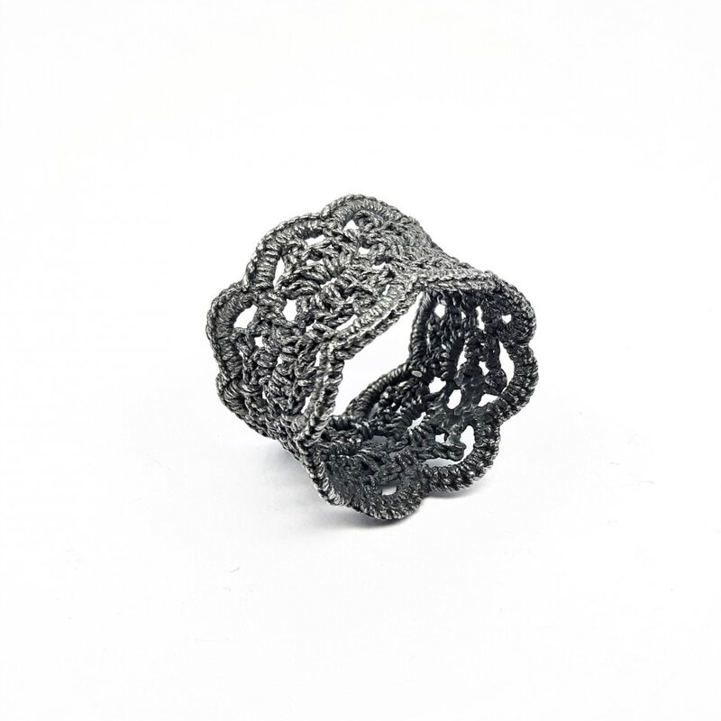 Bague fait main au crochet, argent noirci. "Filetring N°8"  Pièce unique.