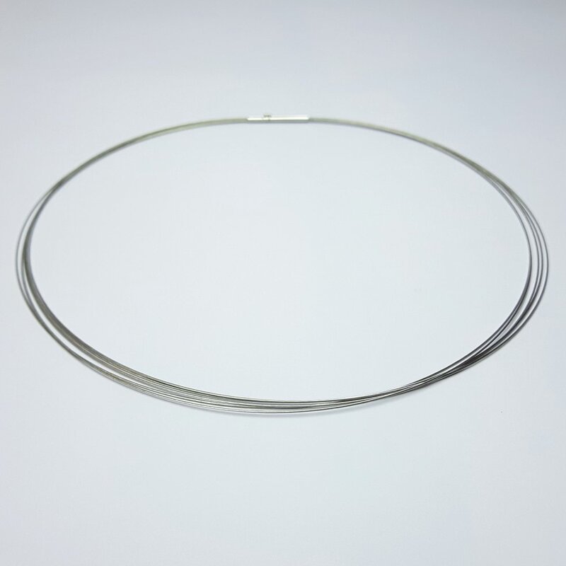 Collier en acier inoxydable, 5 tours. Ce collier est adapté à tous pendentifs de notre collection.