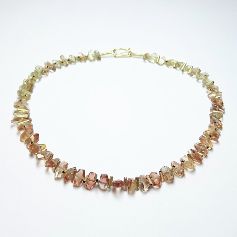 Collier en pierre de soleil et éléments en or jaune et rouge 18kt.