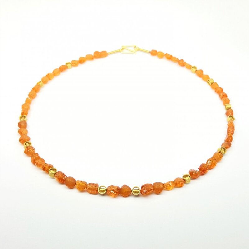 Collier en grenat mandarin brute et éléments en or jaune 18kt.