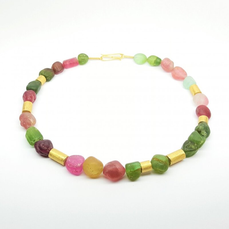Collier en tourmaline et éléments en or jaune 18kt.