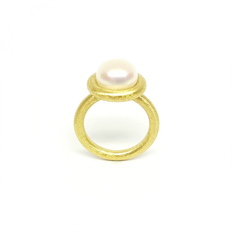 Bague en or jaune 18kt, perle de culture d'eau douce. Pièce unique.