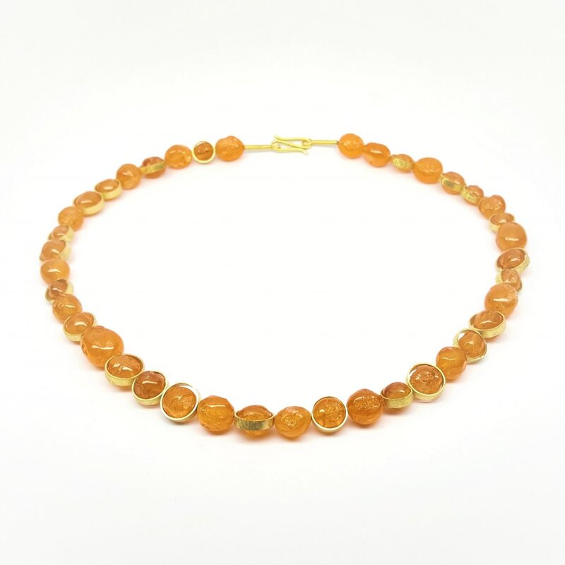 Collier en grenat mandarin et or jaune 18kt. Pièce unique.