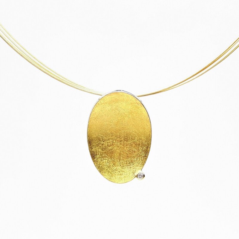 Pendentif "ellipse", or fin, or jaune 18kt, argent et diamant.