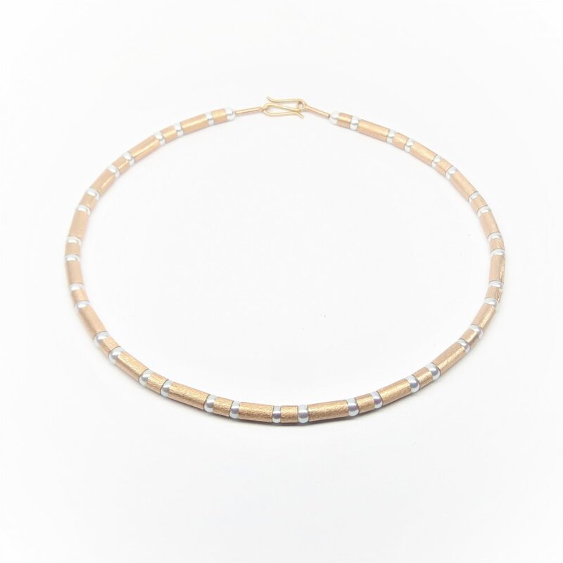 Collier en or rouge 18kt et perles de culture Akoya.