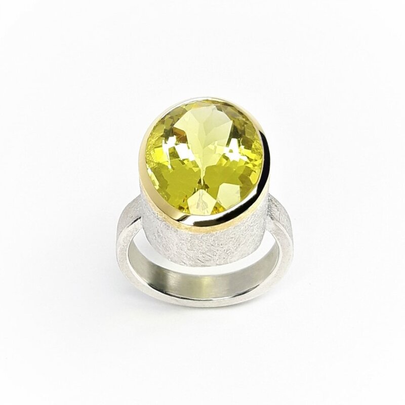 Bague, argent 925-., or jaune 18kt et quarz lemon. Pièce unique..