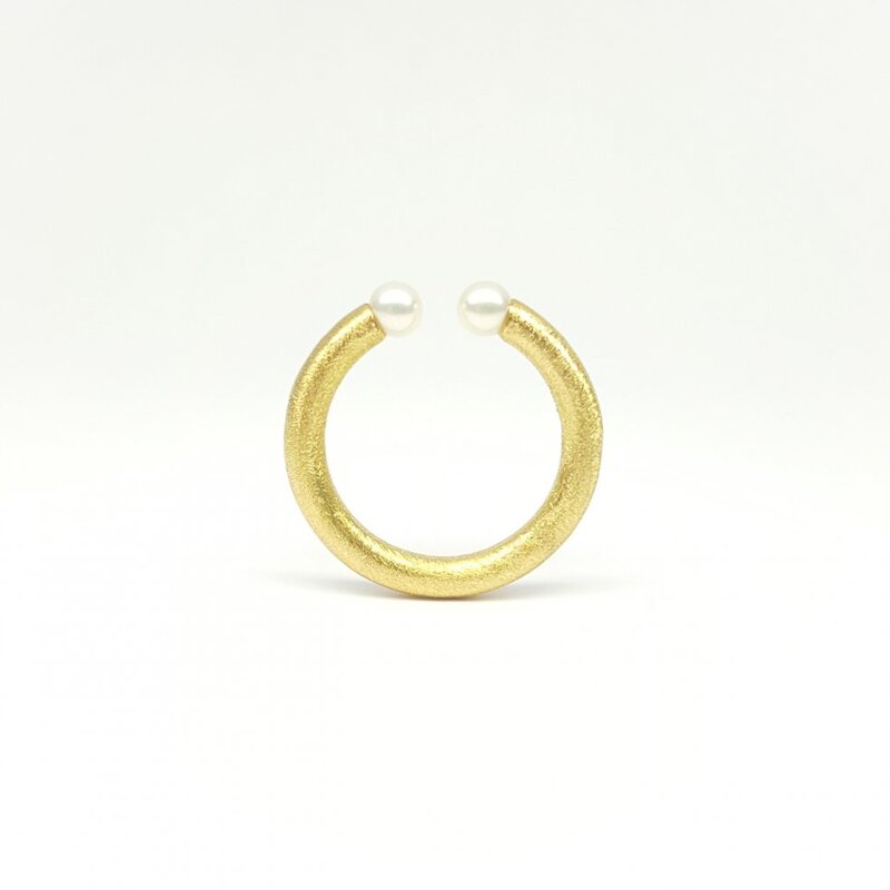 Bague en or jaune 18kt et perles de culture d'eau douce. Pièce unique.