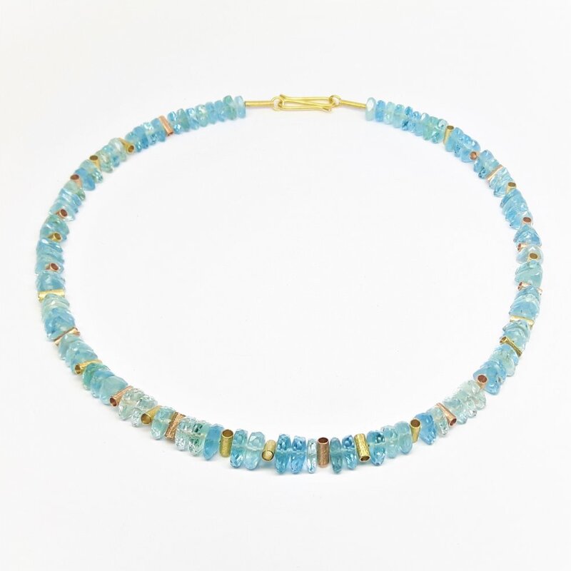 Collier en aigue-marine de très belle qualité, or jaune et rouge 18kt. Pièce unique.