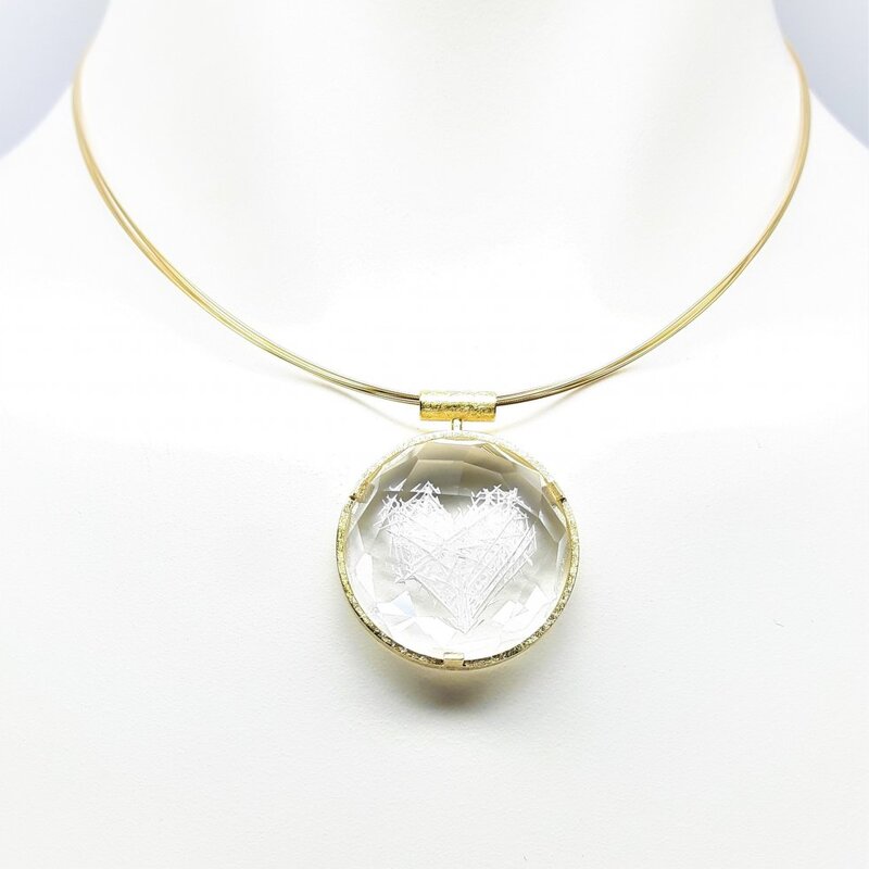 Pendentif "heart", or jaune 18kt et cristal de roche gravé à la main. Pièce unique.