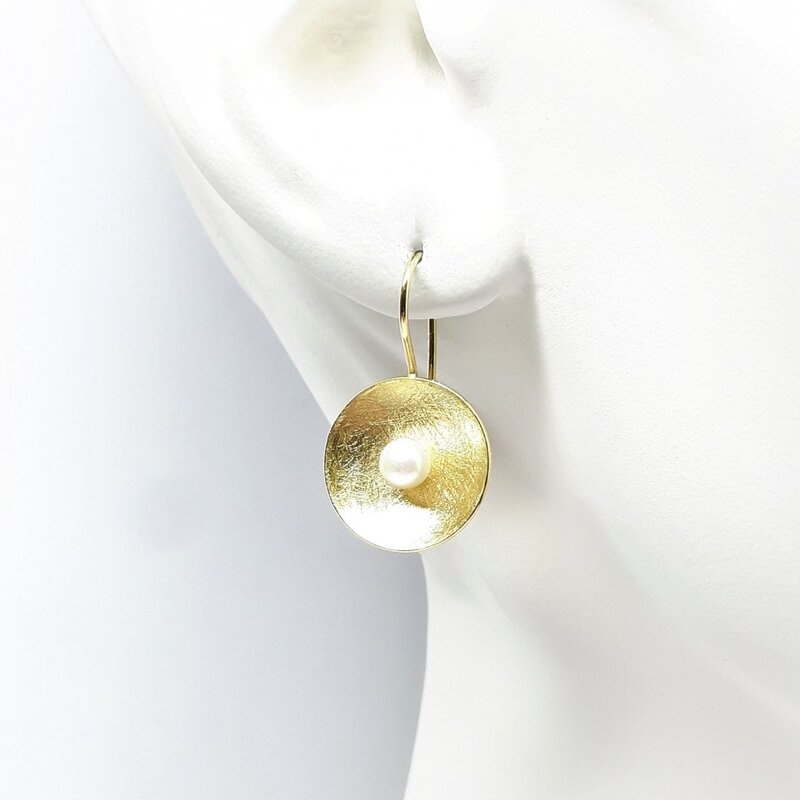 Boucles d 'oreilles en or jaune 18kt et perles de culture d'eau douce. 