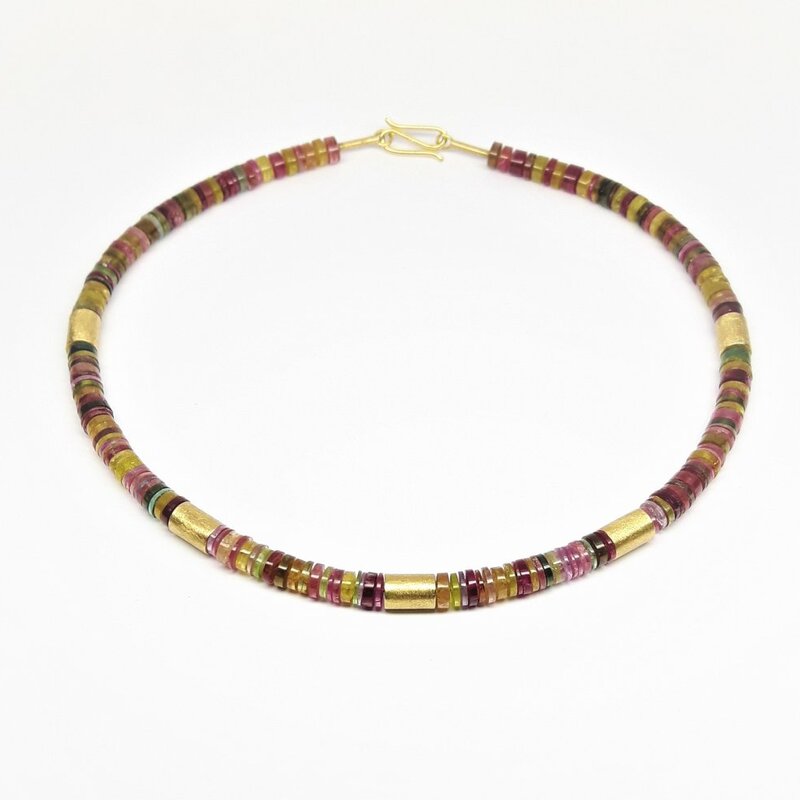 Collier en tourmaline multicolore et or jaune 18kt. Pièce unique.