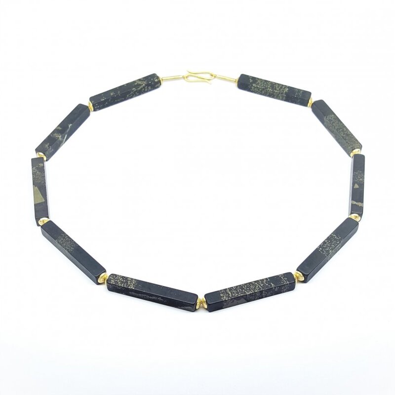 Collier, pyrite en ardoise et or jaune 18kt. Pièce unique.