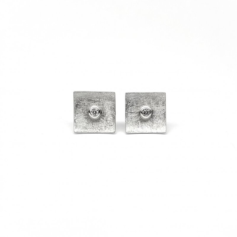 Boucles d'oreilles en or blanc 18kt et diamants.