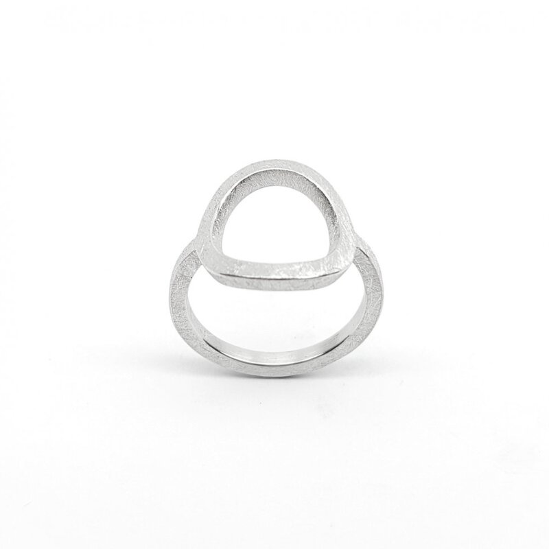 Bague "O", or blanc 18ct.