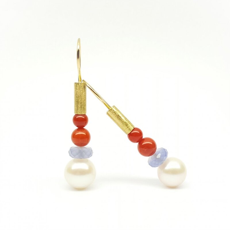 Boucle d'oreilles en or jaune 18kt, corail, calcédoine et perles de culture d'eau douce. Pièce unique.