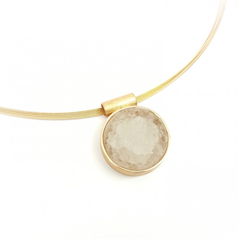 Pendentif en or rouge 18kt et agate cristallisée. Pièce unique.