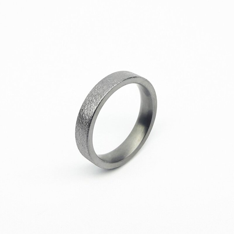 "ice matt", bague en tantale 999/-. Pièce unique.