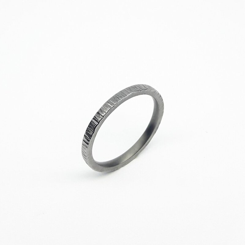 "martelé fin", bague en tantale 999/-. Pièce unique.