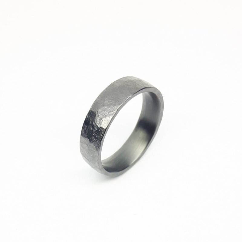 "stone", bague en tantale 999/-. Pièce unique.