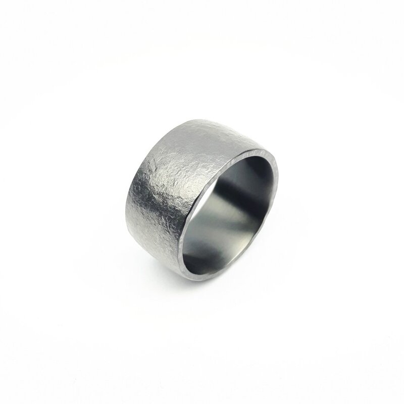 "Pierre", bague en tantale 999/-. Pièce unique.