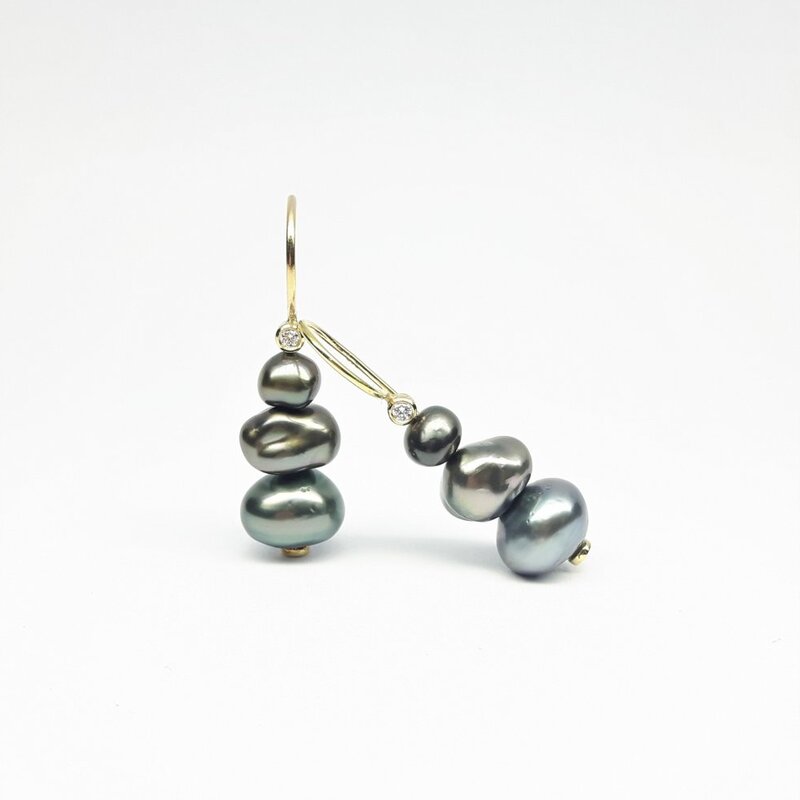 Boucles d'oreilles en or jaune 18kt, perles Tahiti et diamants.