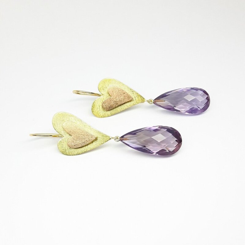 Boucles d'oreilles en or jaune-rouge 18kt et pampilles en améthyste. Pièce unique.