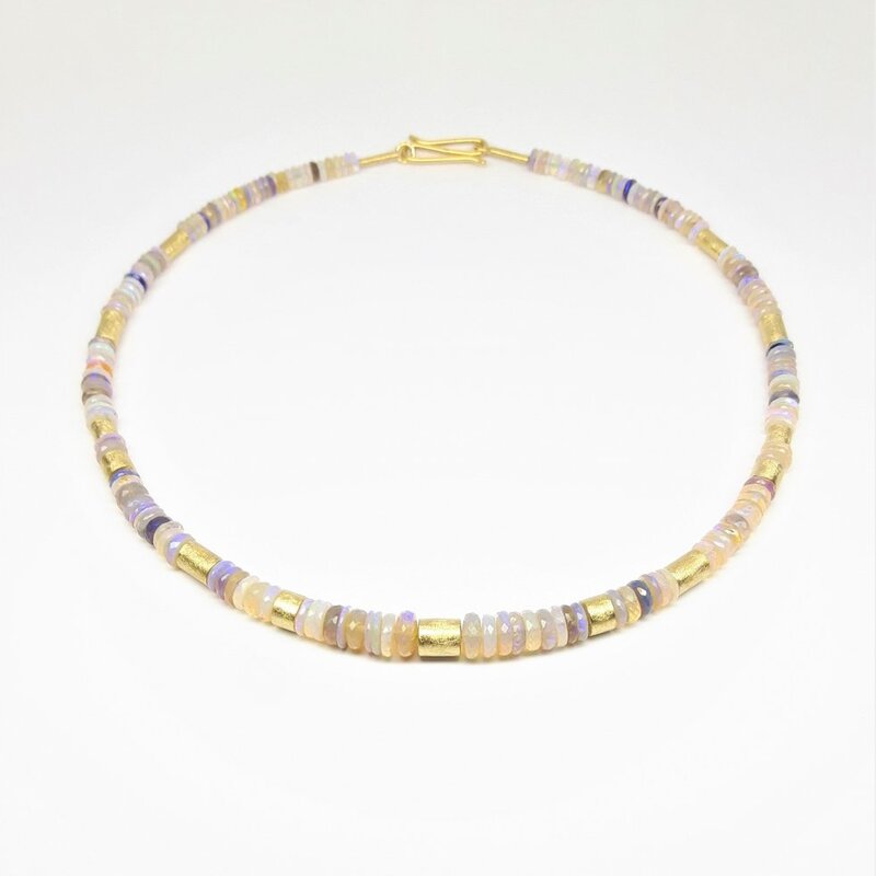 Collier en opale noire et opale cristal d'une qualité exceptionnelle. Or jaune 18kt. Pièce unique.