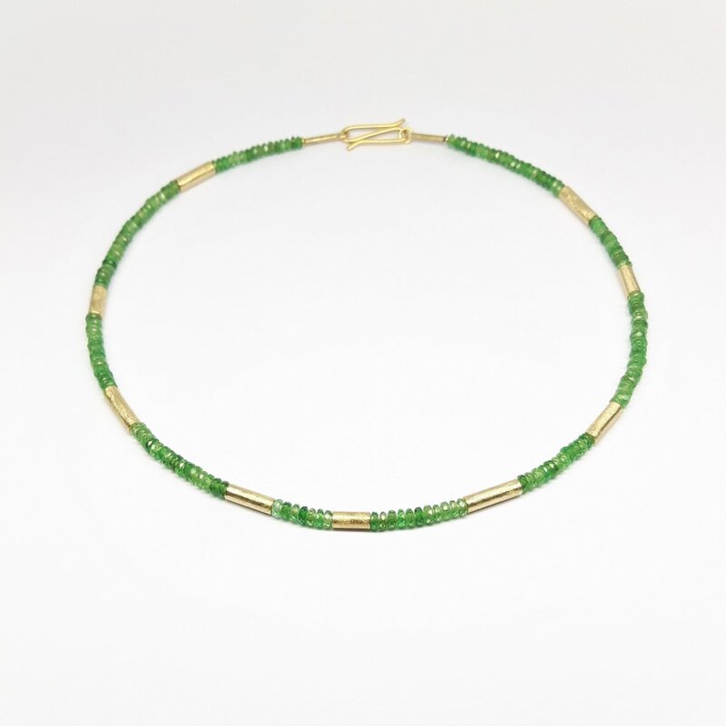 Collier en pierres précieuses d'une qualité exceptionnelle. Rondelles en tsavorite facettées. Pièce unique.