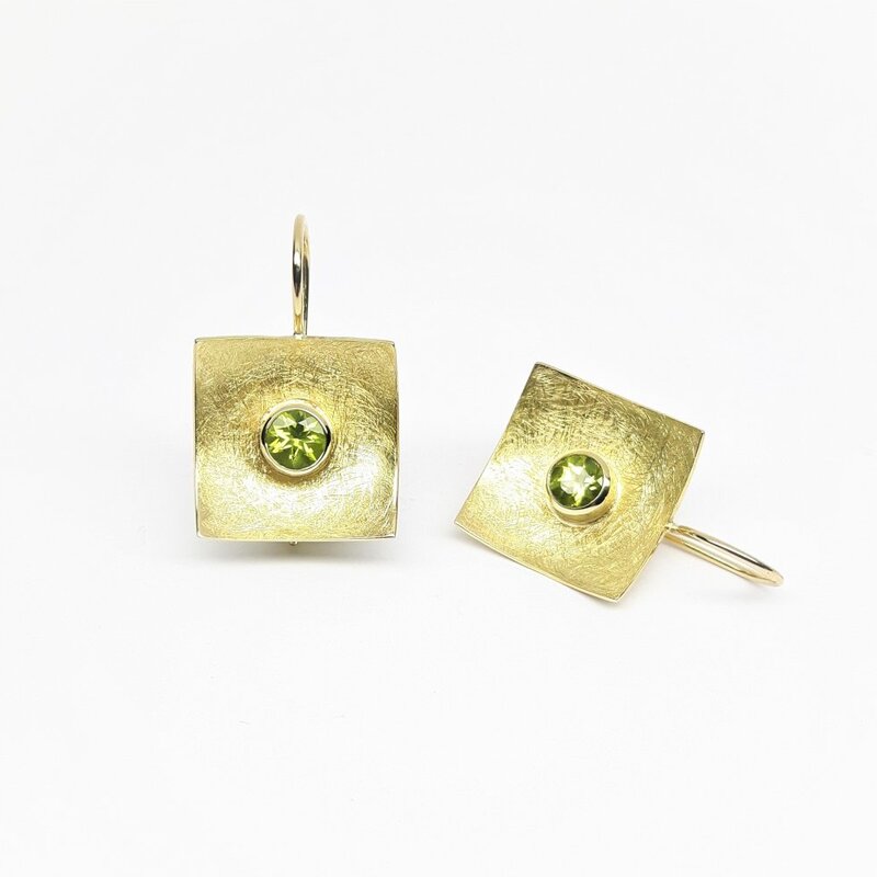 Boucles d'oreilles en or jaune 18kt et péridot. Pièce unique.