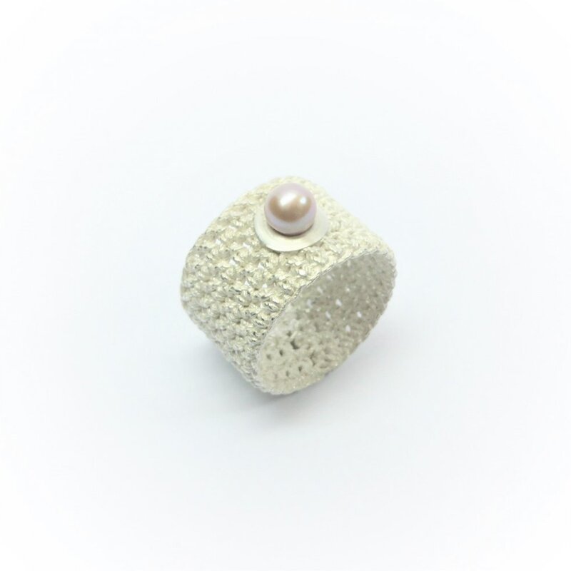 Bague "Perlerei" fait main au crochet, argent et perle. Pièce unique.
