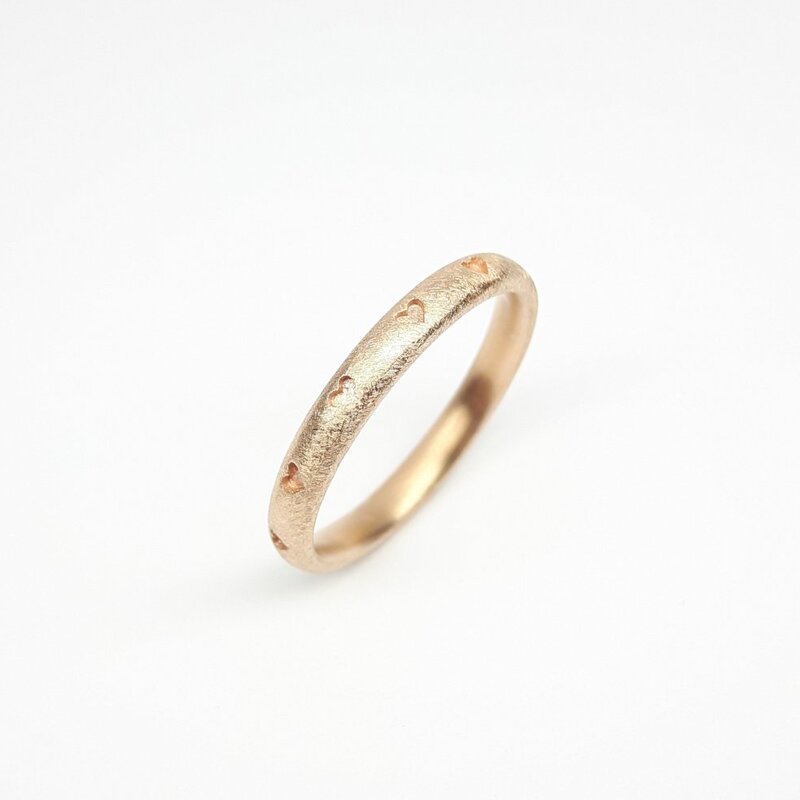 "hearts", bague en or rouge 18kt.