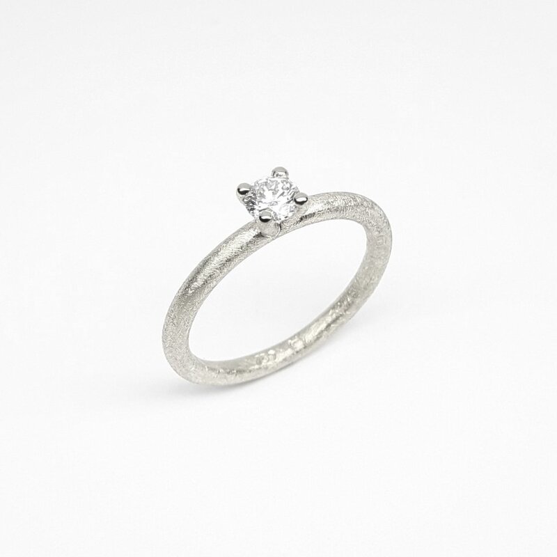"my sweet little princess", bague en or blanc 18kt et brillant 0,20ct.