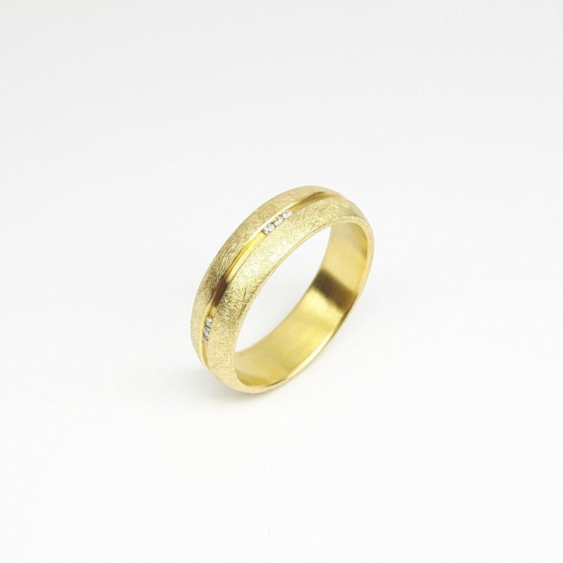 Bague en or jaune 18kt et 15 brilliants.
