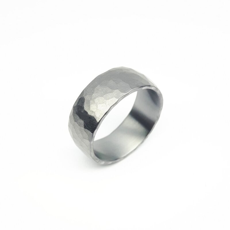 "martelé", bague en tantale 999/-. Pièce unique.