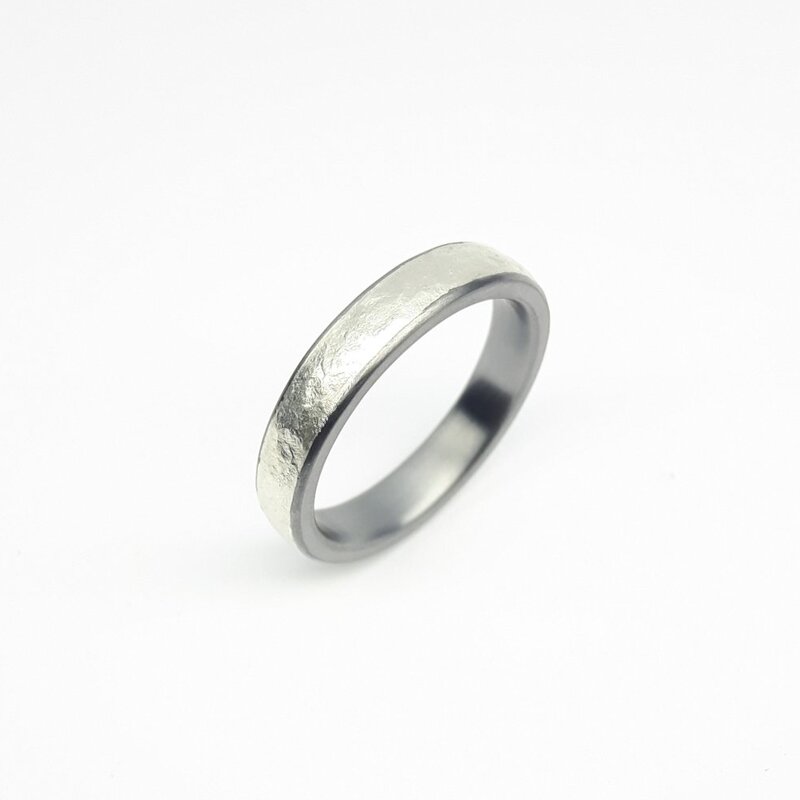 "axial", bague en tantale 999/- et argent 925/-.