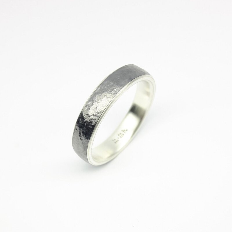 "axial", bague en tantale 999/- et argent 925/-.