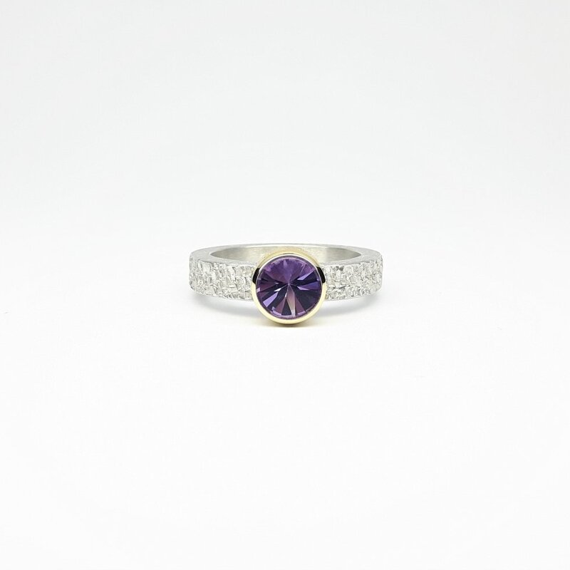 Bague en argent 925/-, or jaune 18kt et améthyste. Pièce unique.
