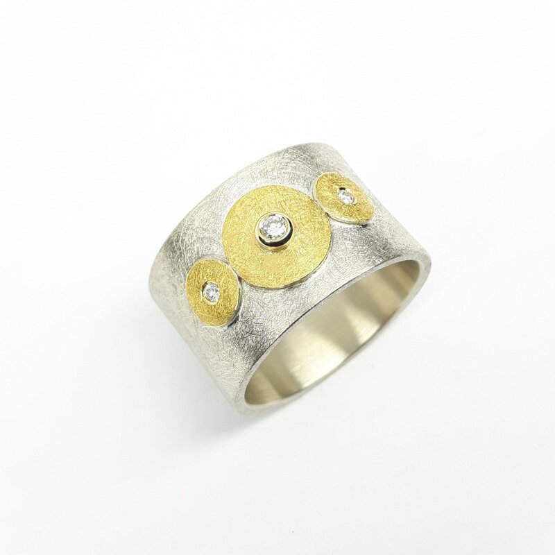 Bague en argent, or fin et diamants.