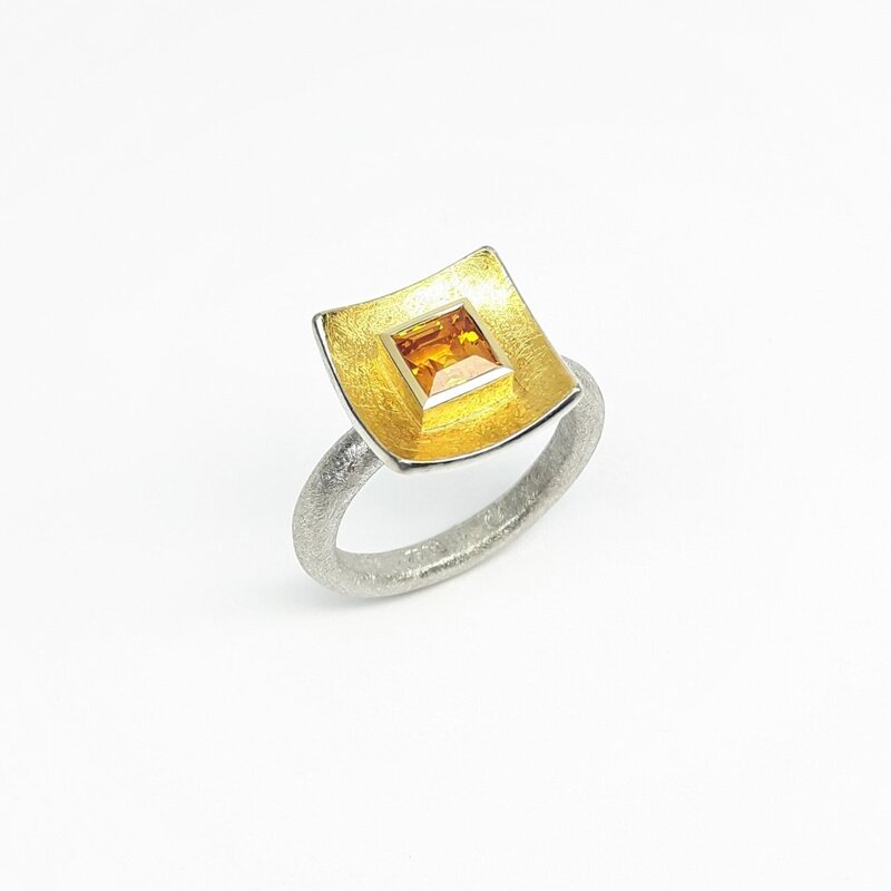 Bague en argent 925-. or fin et saphir jaune. Pièce unique.