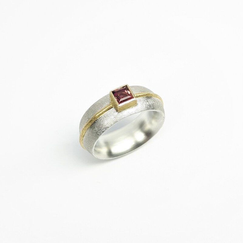 Bague en argent 925/- or jaune 18kt et tourmaline rose. Pièce unique.
