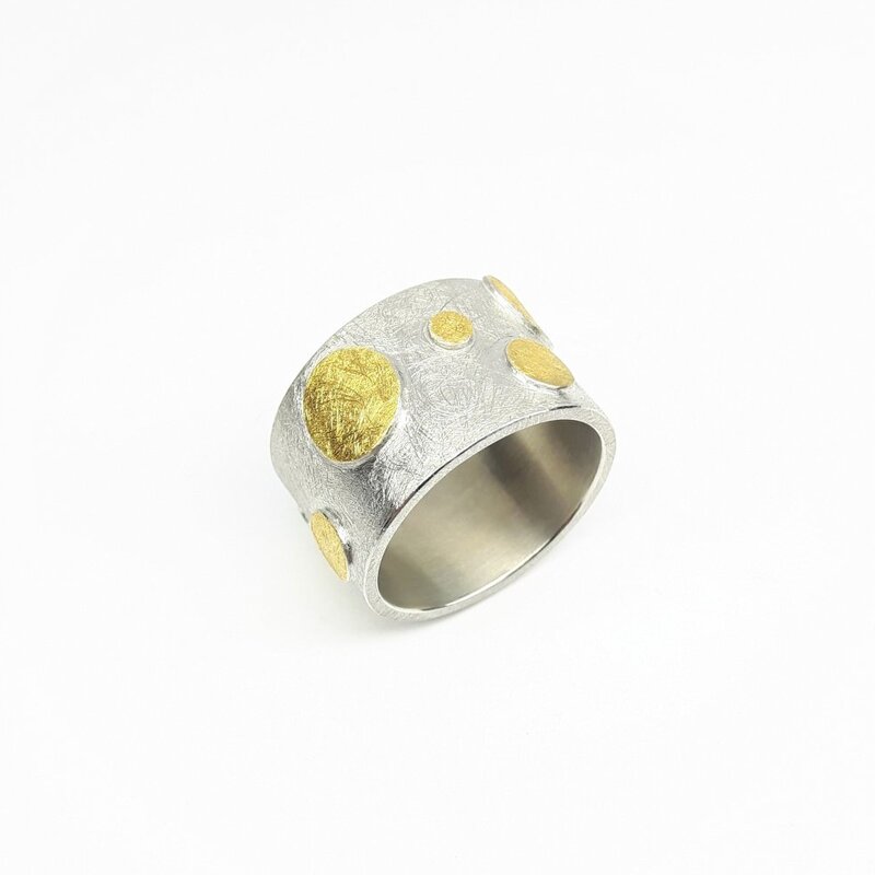 "dots", bague en argent 925/- et or fin.