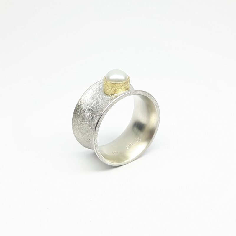 Bague en argent 925/-, or jaune 18kt et perle de culture d'eau douce.