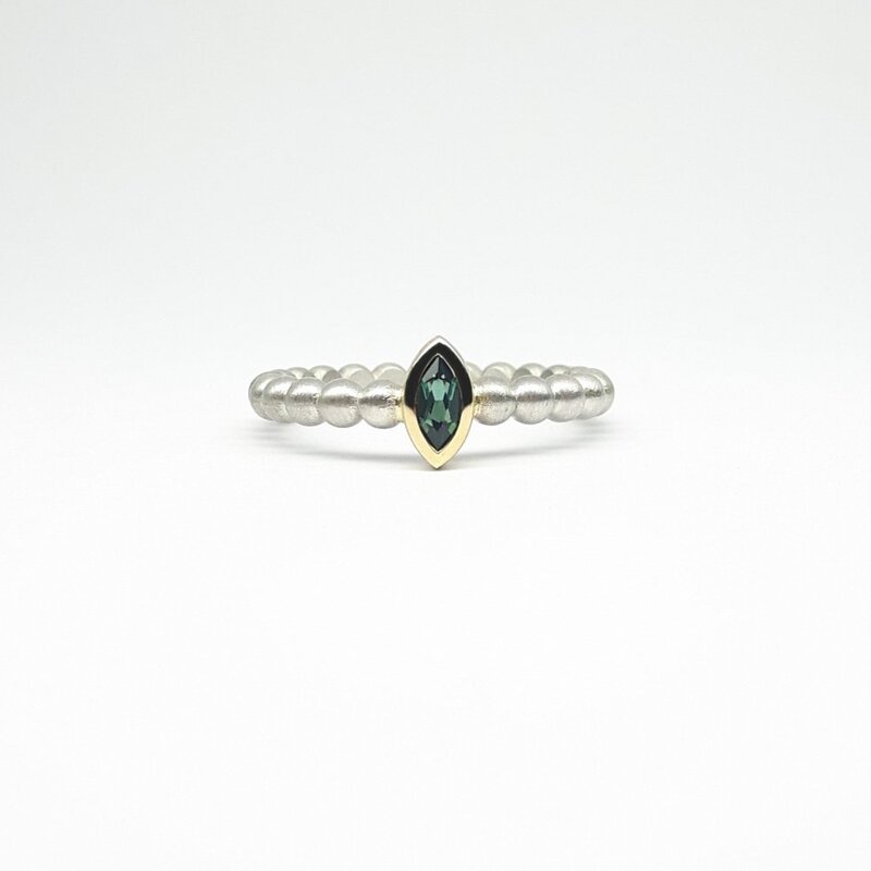 "round around", bague boules en argent 925/-, or jaune 18kt et tourmaline verte.