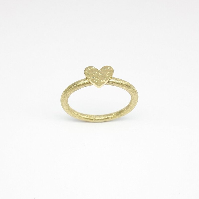 Bague en or jaune 18kt, coeur martelé.