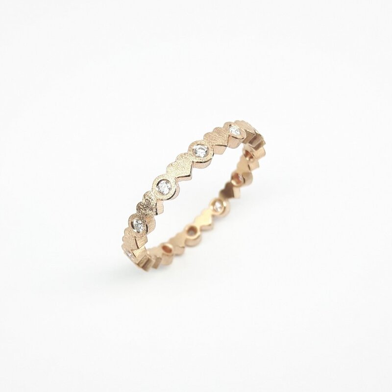 "heartbeats", bague en or rouge 18kt et 12 diamants Ø1,5mm.