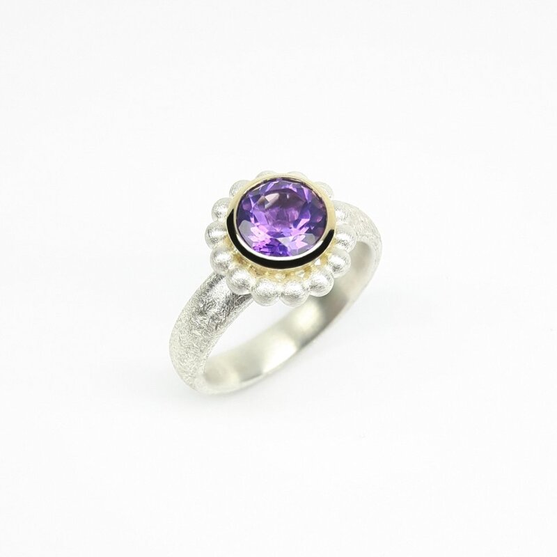 "round around", bague en argent 925/-, or jaune 18kt et améthyste Ø7mm.