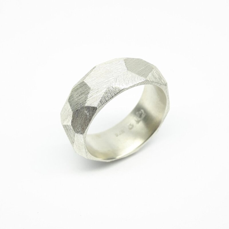Bague en argent 925/- facettée. Pièce unique.