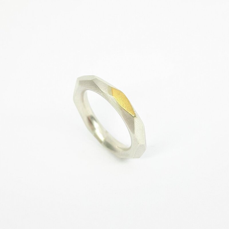 Bague à facettes, argent 925/- et or 22ct.